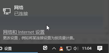 使用筆記本的用戶反應在win10操作系統中使用移動熱點功能但是會自動關閉的問題，該怎么辦呢？在win10系統【設置】--【網絡和intetnet】選項中自帶了移動熱點功能，我們無需使用第三方軟件即可將網絡進行共享，功能強大。雖然如此但卻會自動關閉，導致其他設備經常斷網的問題，在本文中win10之家小編給大家介紹下移動熱點自動關閉的解決方法。  步驟：  1、鼠標左鍵點擊電腦右下角狀態欄上的，網絡連接圖標，彈出的菜單中點擊“網絡和internet設置”，如圖所示：    2、在彈出的菜單中點擊“移動熱點”，與其它設備共享我的Internet下的開關按鈕選擇“開”；  3、操作完成后在左側點擊【以太網】，然后在右側單擊“更改適配器選項”；    4、在彈出的框中，選擇虛擬網卡（帶有類似Microsoft Wi-Fi Direct Virtual 標志的），鼠標右鍵單擊選擇【屬性】選項；  5、在彈出的框中“配置”按鈕；    6、在彈出的屬性框中切換到“電源管理”選卡，在下面把“允許計算機關閉此設備以節約電源”的勾去掉，點擊確定保存設置。  7、按下windows+i 組合鍵打開windows 設置 ，然后點擊【系統】選項；    8、在系統設置左側點擊“電源與睡眠”，在右側將屏幕 和睡眠 兩個選項都設置為【從不】即可，